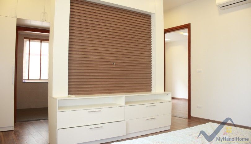 Thuê nhà liền kề Vinhomes Riverside gần Vincom Plaza 14