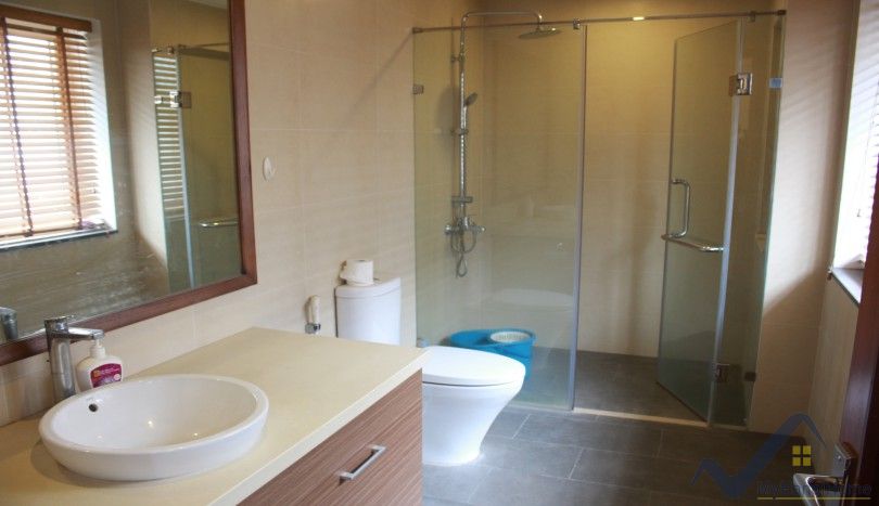 Thuê nhà liền kề Vinhomes Riverside gần Vincom Plaza 19