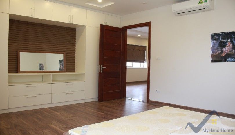 Thuê nhà liền kề Vinhomes Riverside gần Vincom Plaza 21