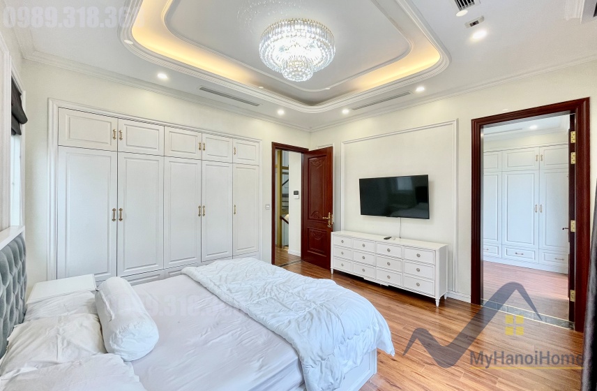 Thuê nhà tại Vinhome Riverside đường Hoa Phượng có thang máy 11