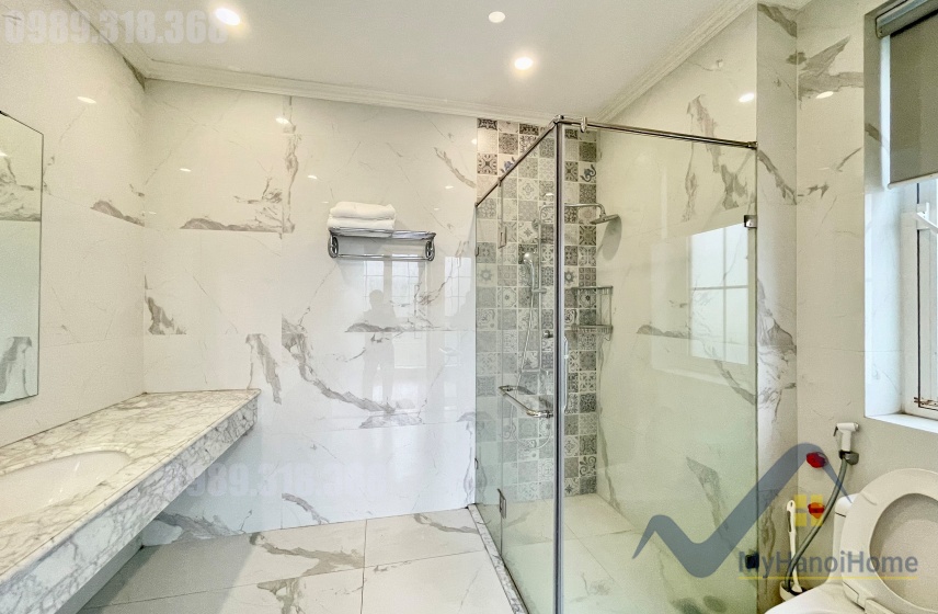 Thuê nhà tại Vinhome Riverside đường Hoa Phượng có thang máy 12