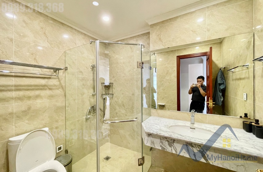 Thuê nhà tại Vinhome Riverside đường Hoa Phượng có thang máy 17