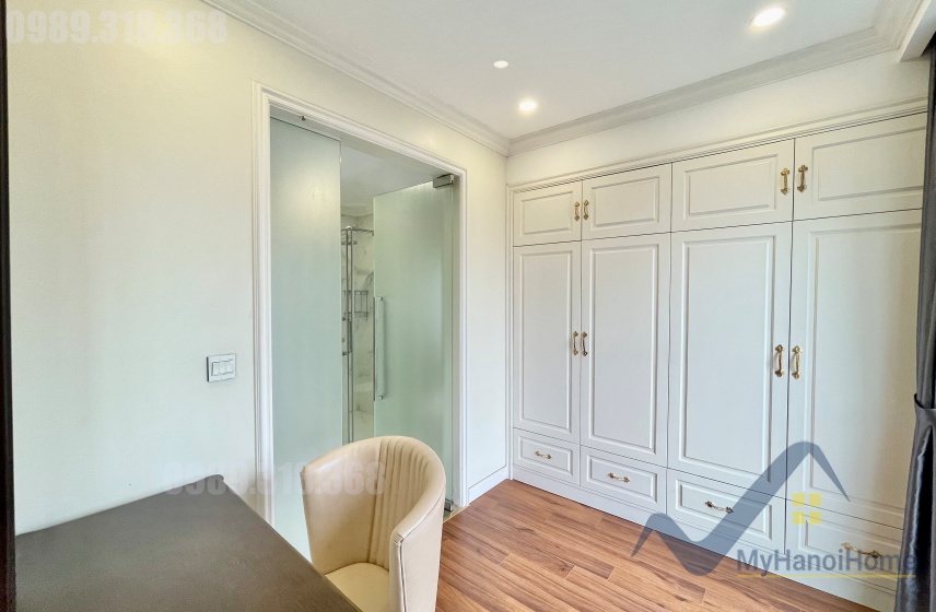 Thuê nhà tại Vinhome Riverside đường Hoa Phượng có thang máy 20