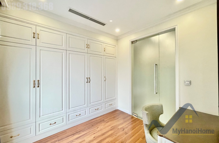 Thuê nhà tại Vinhome Riverside đường Hoa Phượng có thang máy 24