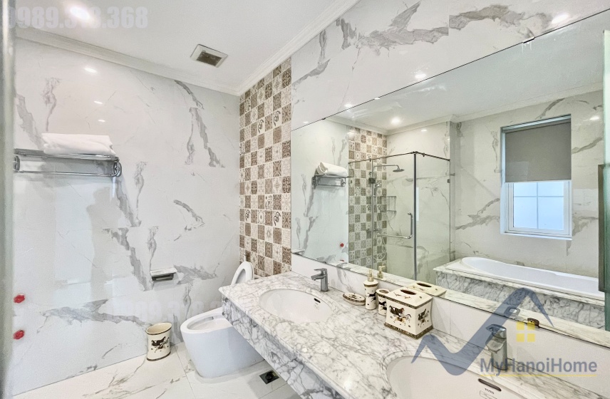 Thuê nhà tại Vinhome Riverside đường Hoa Phượng có thang máy 25