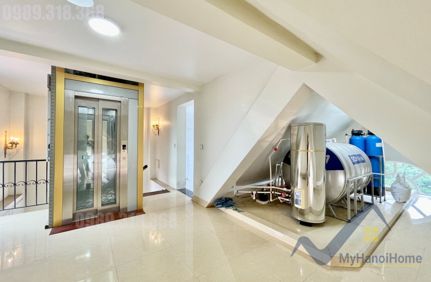 Thuê nhà tại Vinhome Riverside đường Hoa Phượng có thang máy 26