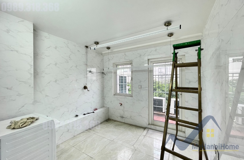 Thuê nhà tại Vinhome Riverside đường Hoa Phượng có thang máy 27