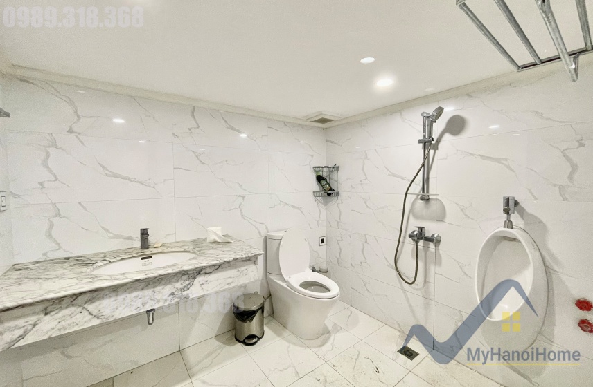 Thuê nhà tại Vinhome Riverside đường Hoa Phượng có thang máy 9